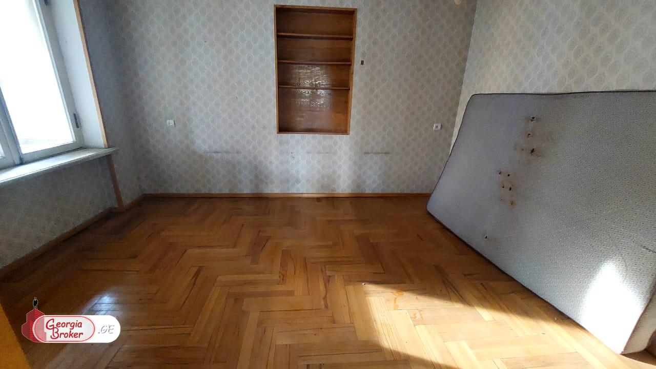old repaired 6-room apartment for sale